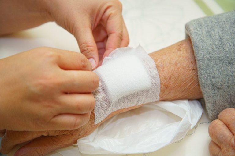 How to Change a Wound Dressing Vohra Wound Physicians